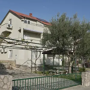 https://apartments-bestak.primorje-gorskikotar.com